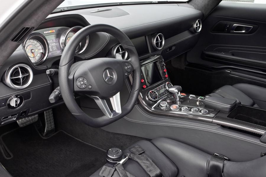  Mercedes-Benz SLS AMG Safety Car 2012 года  (фото 4 из 8)